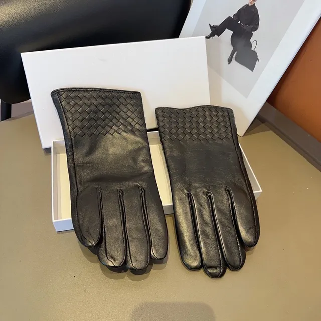 Bottega Veneta Intrecciato Cuff Gants en cuir noir 5