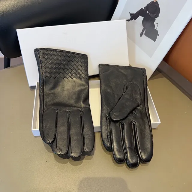 Bottega Veneta Intrecciato Cuff Gants en cuir noir 6