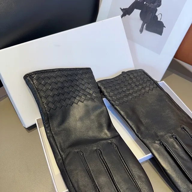 Bottega Veneta Intrecciato Cuff Gants en cuir noir 7