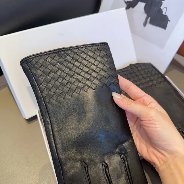 Bottega Veneta Intrecciato Cuff Gants en cuir noir 8