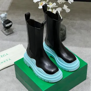 Bottega Veneta Le Cagole 黑色和青色平台踝靴