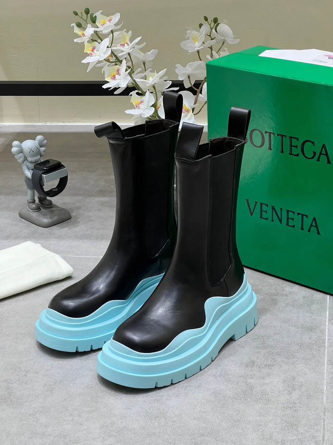 Bottega Veneta Le Cagole Botas de plataforma tornozelo pretas e aqua 2