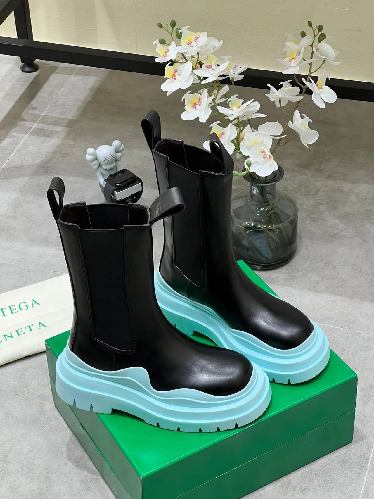Bottega Veneta Le Cagole Botas de plataforma tornozelo pretas e aqua 9