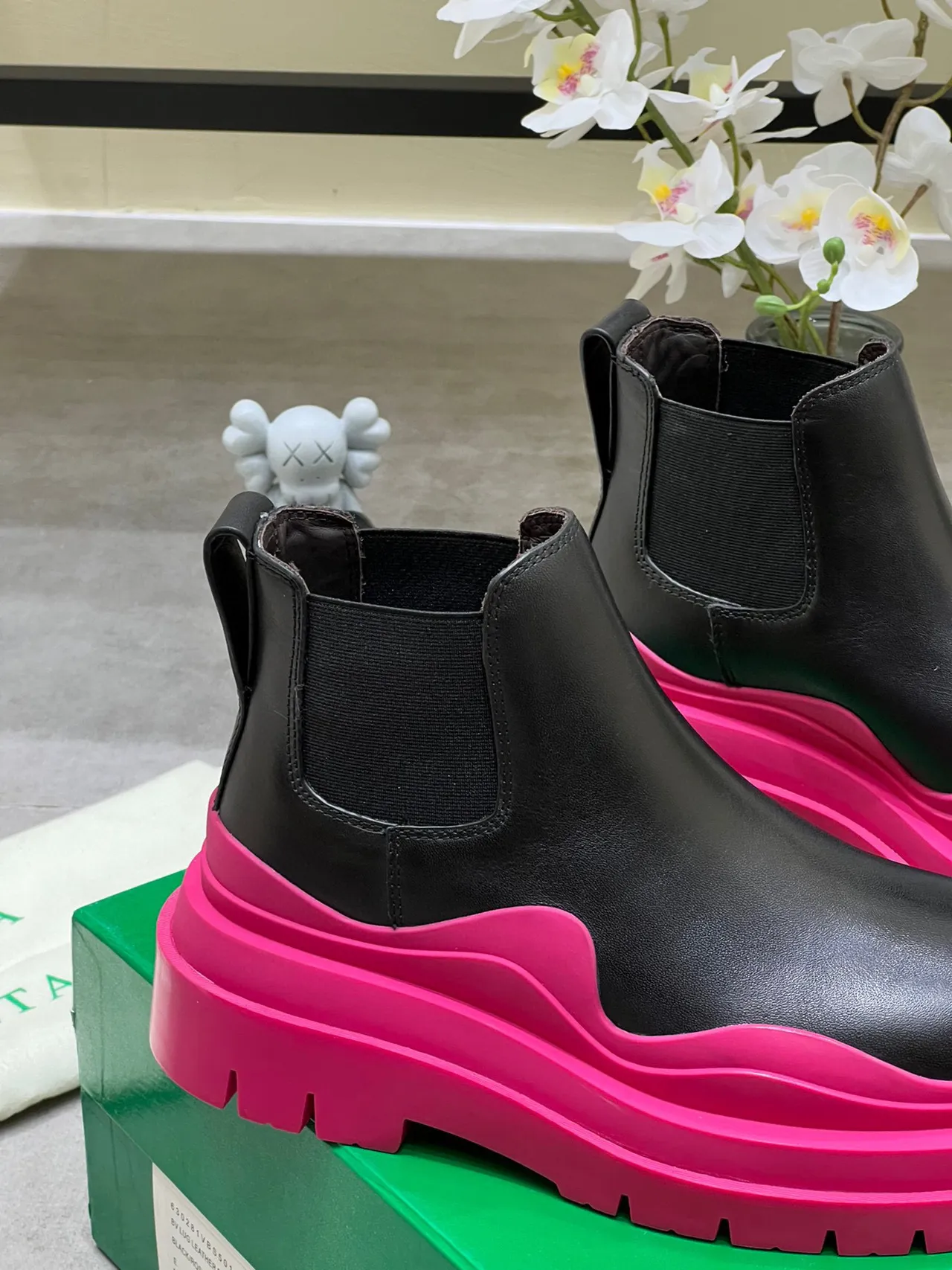 Bottega Veneta Le Cagole Black and Pink Chelsea Boots 2