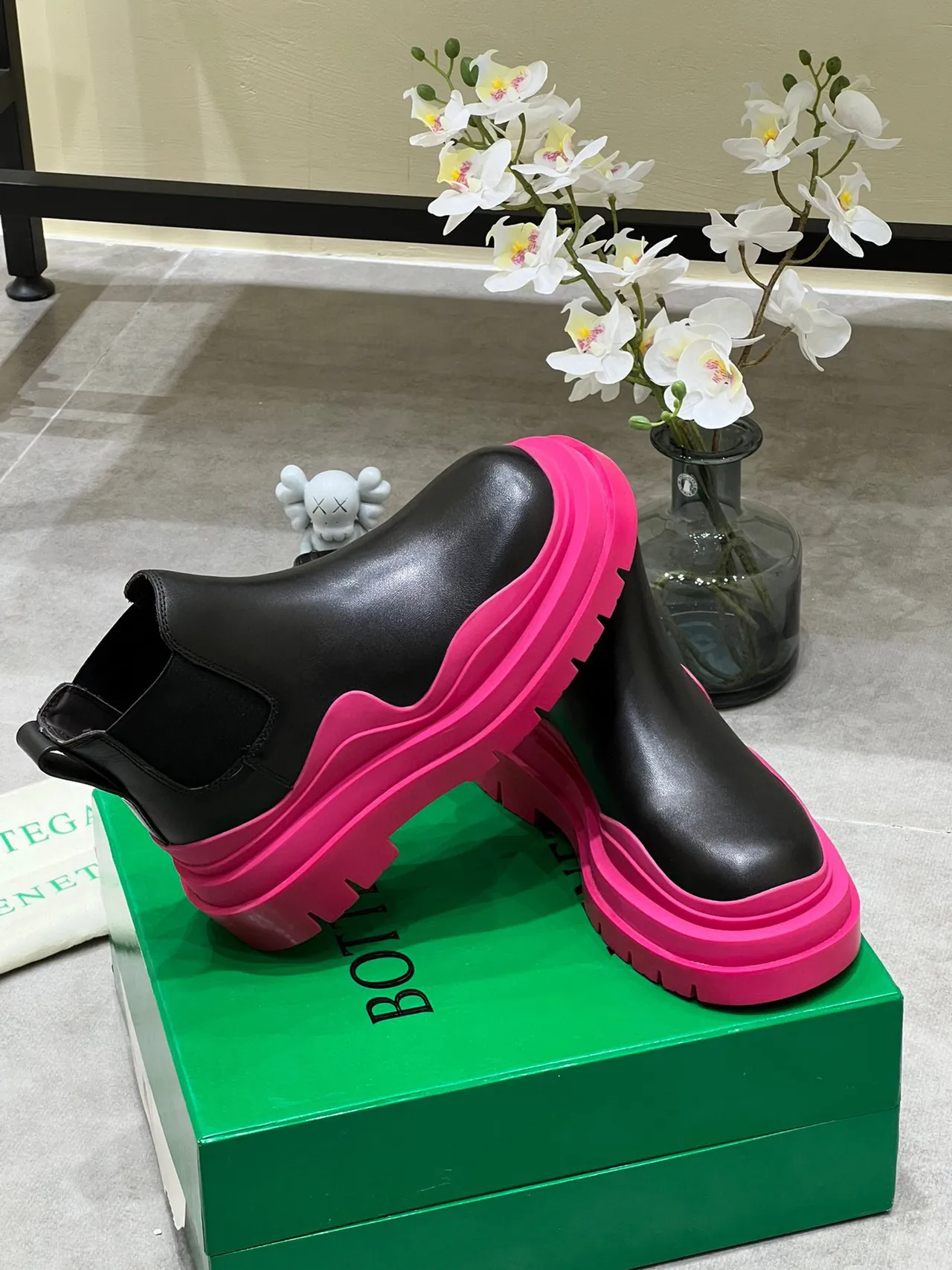 Bottega Veneta Le Cagole Black and Pink Chelsea Boots 5