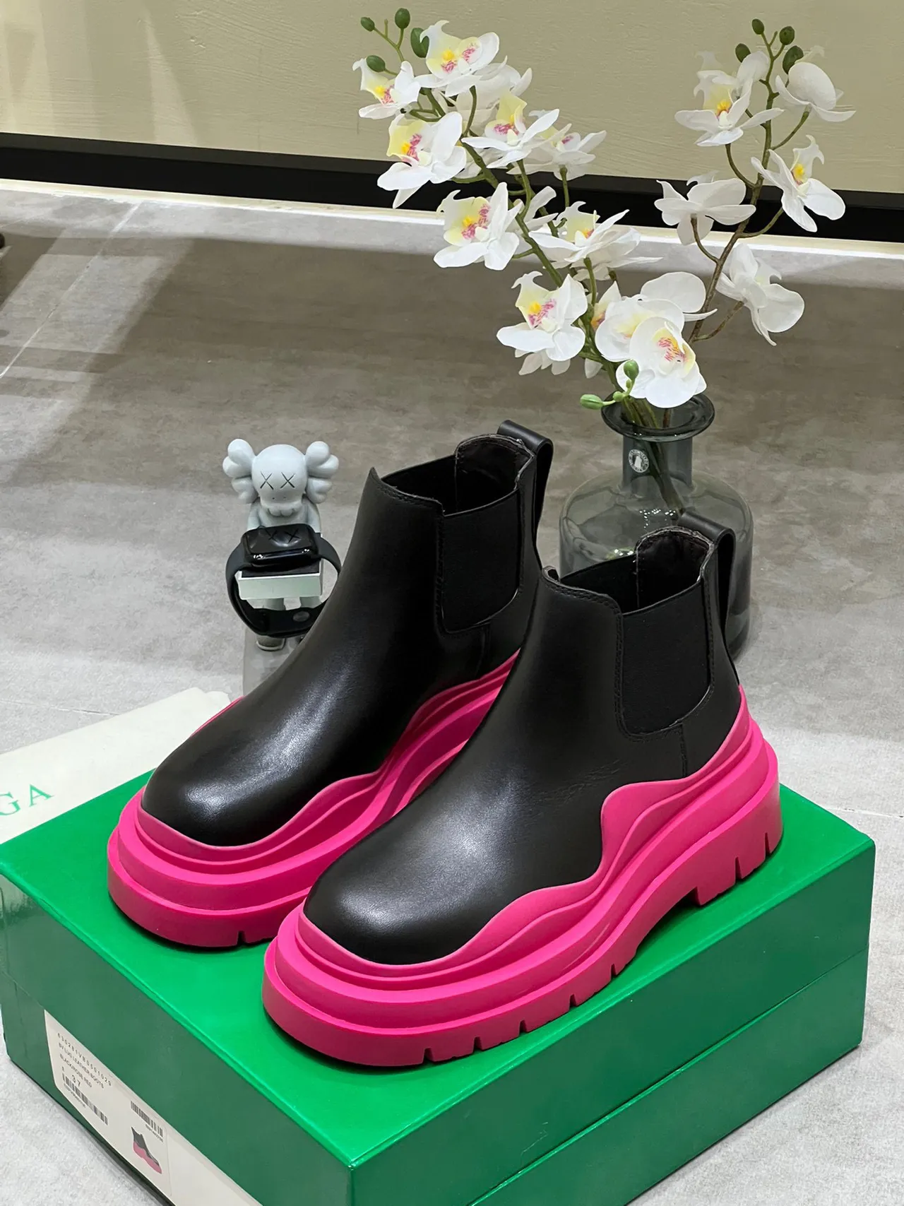 Bottega Veneta Le Cagole Black and Pink Chelsea Boots 7