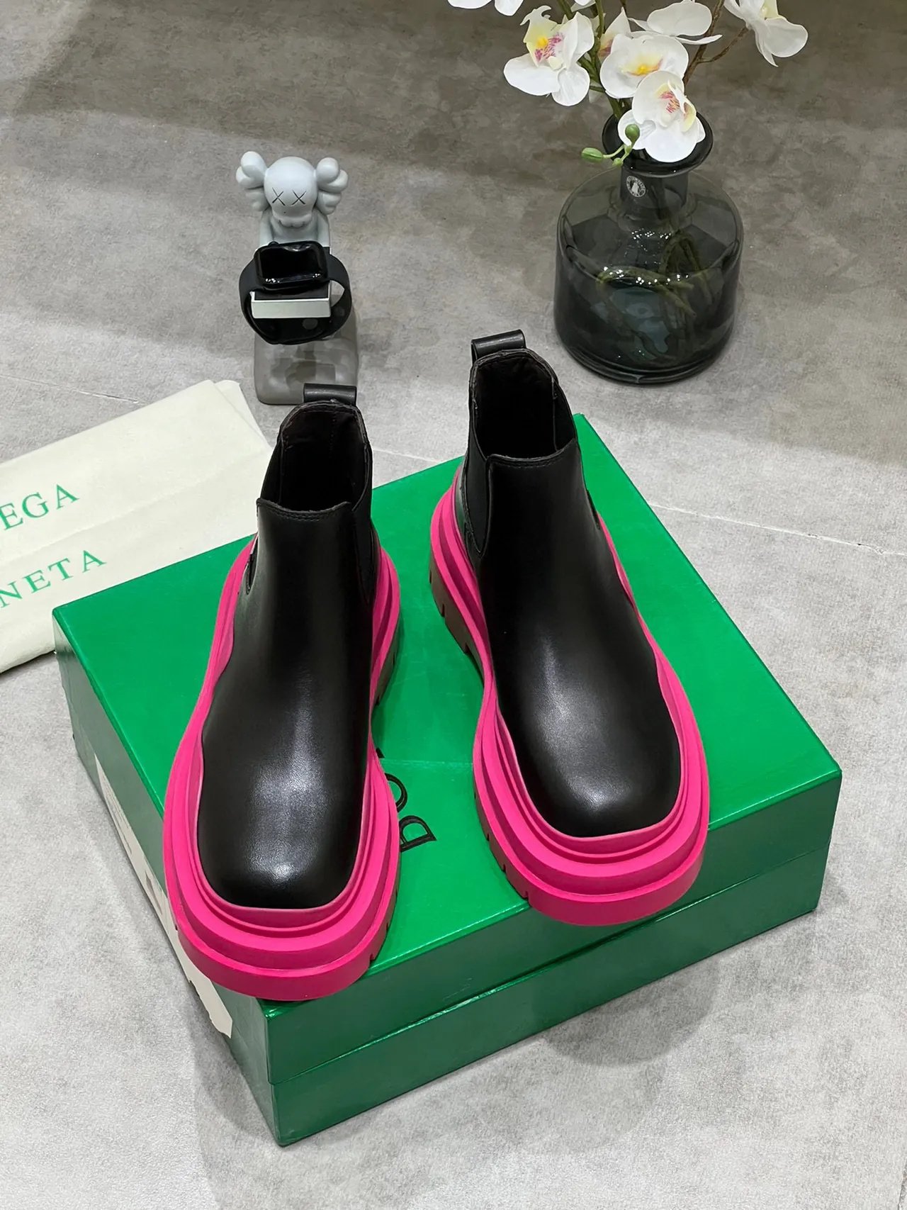 Bottega Veneta Le Cagole Black and Pink Chelsea Boots 8