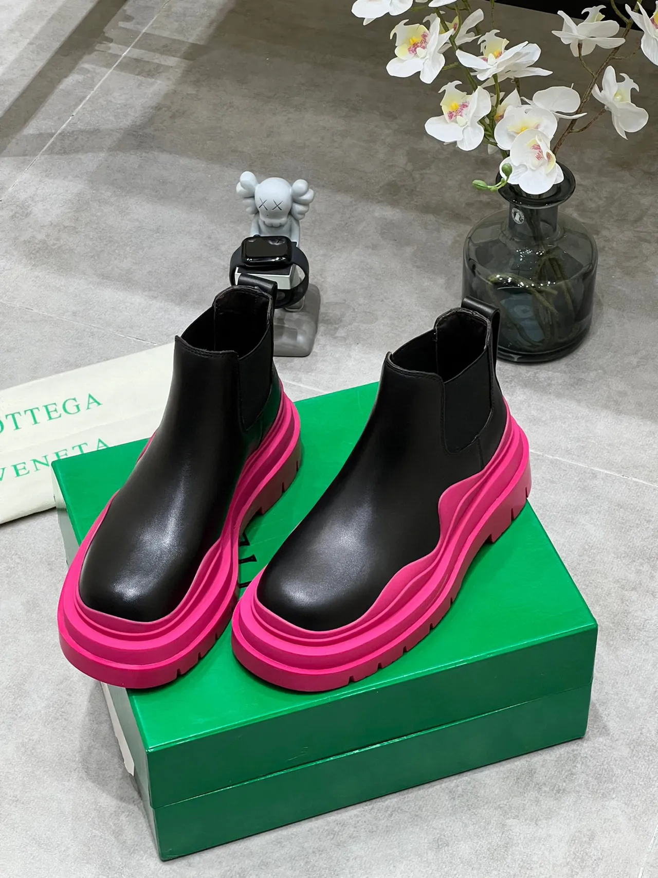 Bottega Veneta Le Cagole Black and Pink Chelsea Boots 9