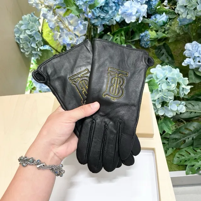 Burberry قفازات جلدية مطرزة Monogram أسود وذهبي 3