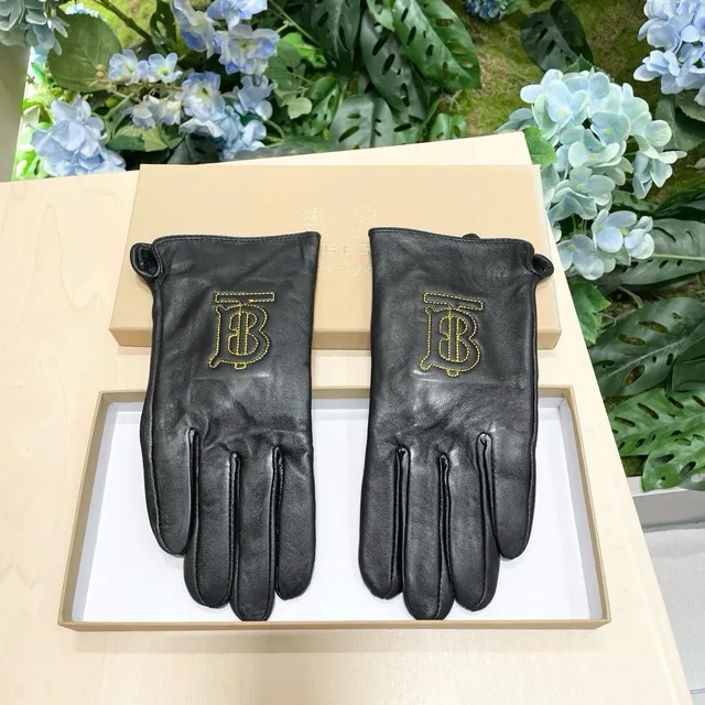Burberry قفازات جلدية مطرزة Monogram أسود وذهبي 9