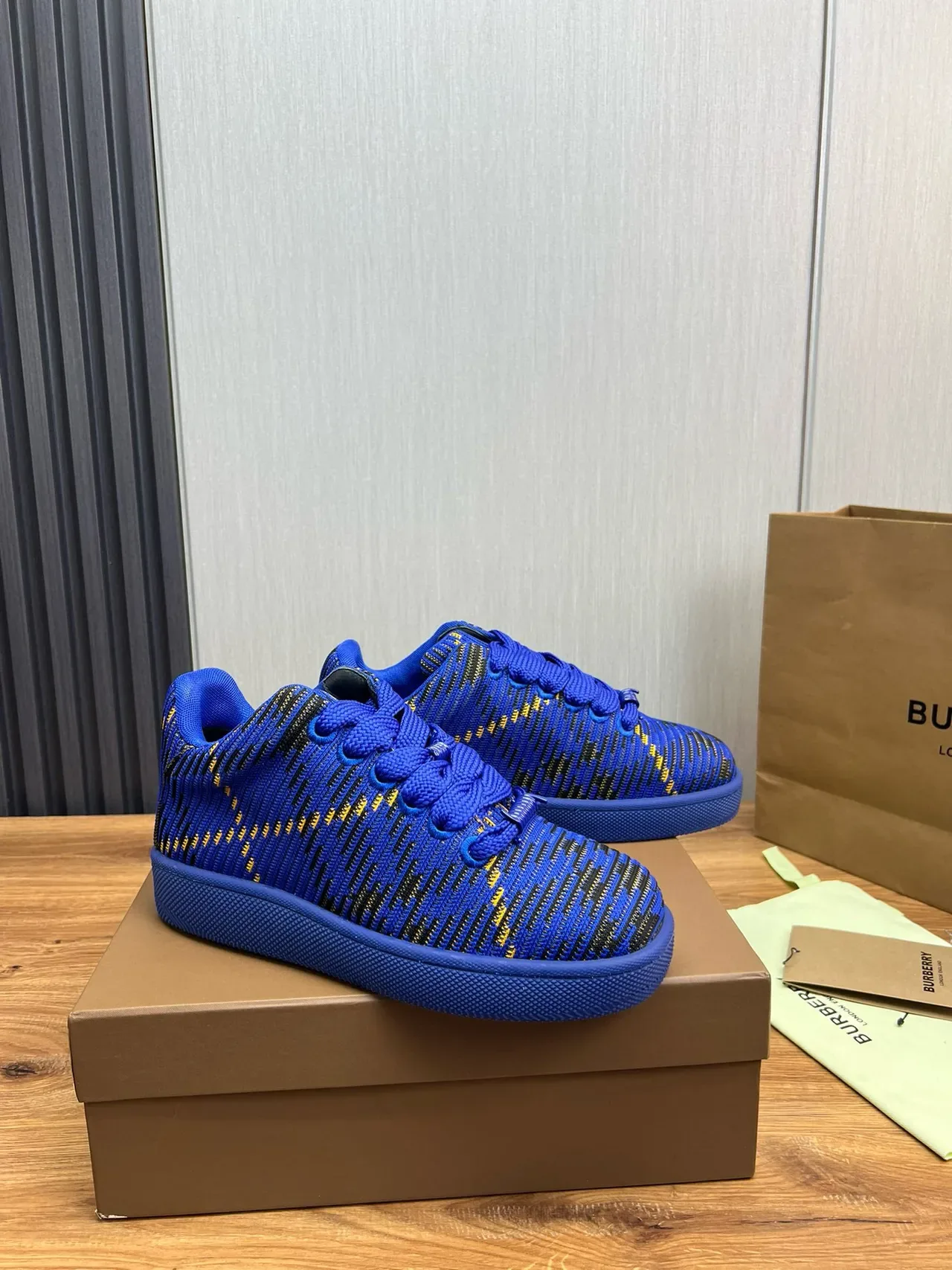 Burberry Sneakers Lifestyle Haut Tricot Bleu Multicolore avec Lacet Intégré 2