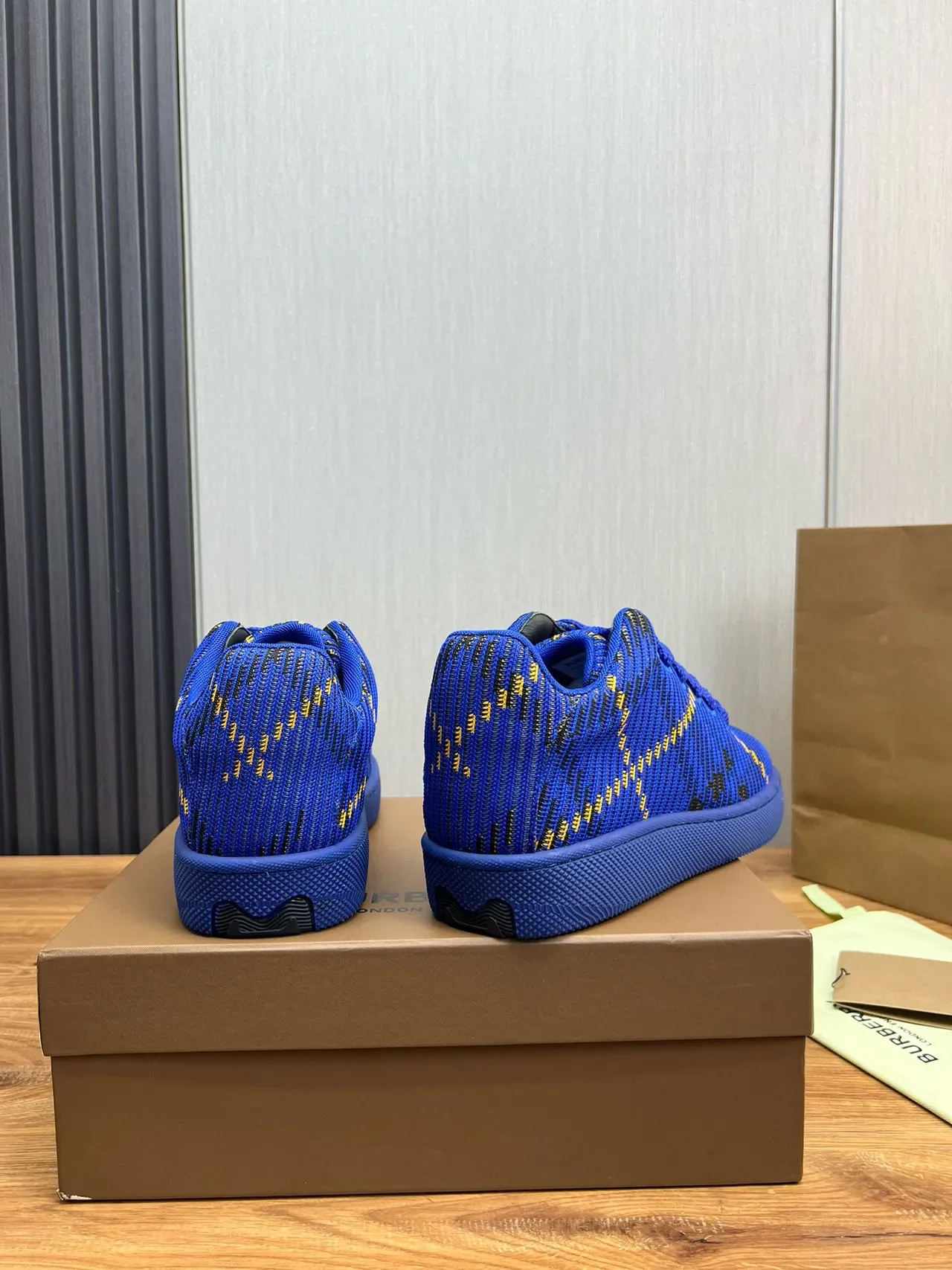 Burberry Sneakers Lifestyle Haut Tricot Bleu Multicolore avec Lacet Intégré 5