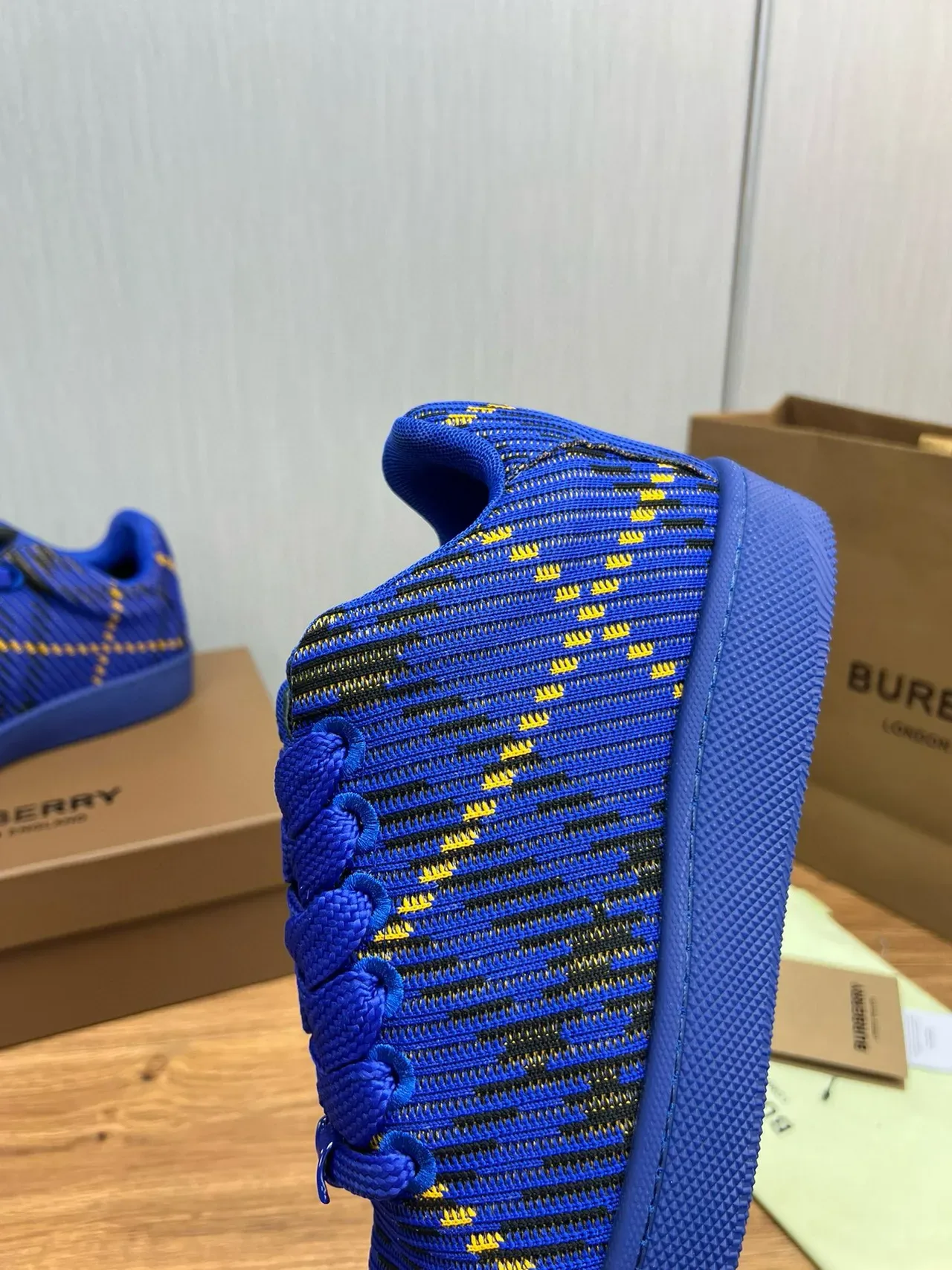 Burberry Sneakers Lifestyle Haut Tricot Bleu Multicolore avec Lacet Intégré 8