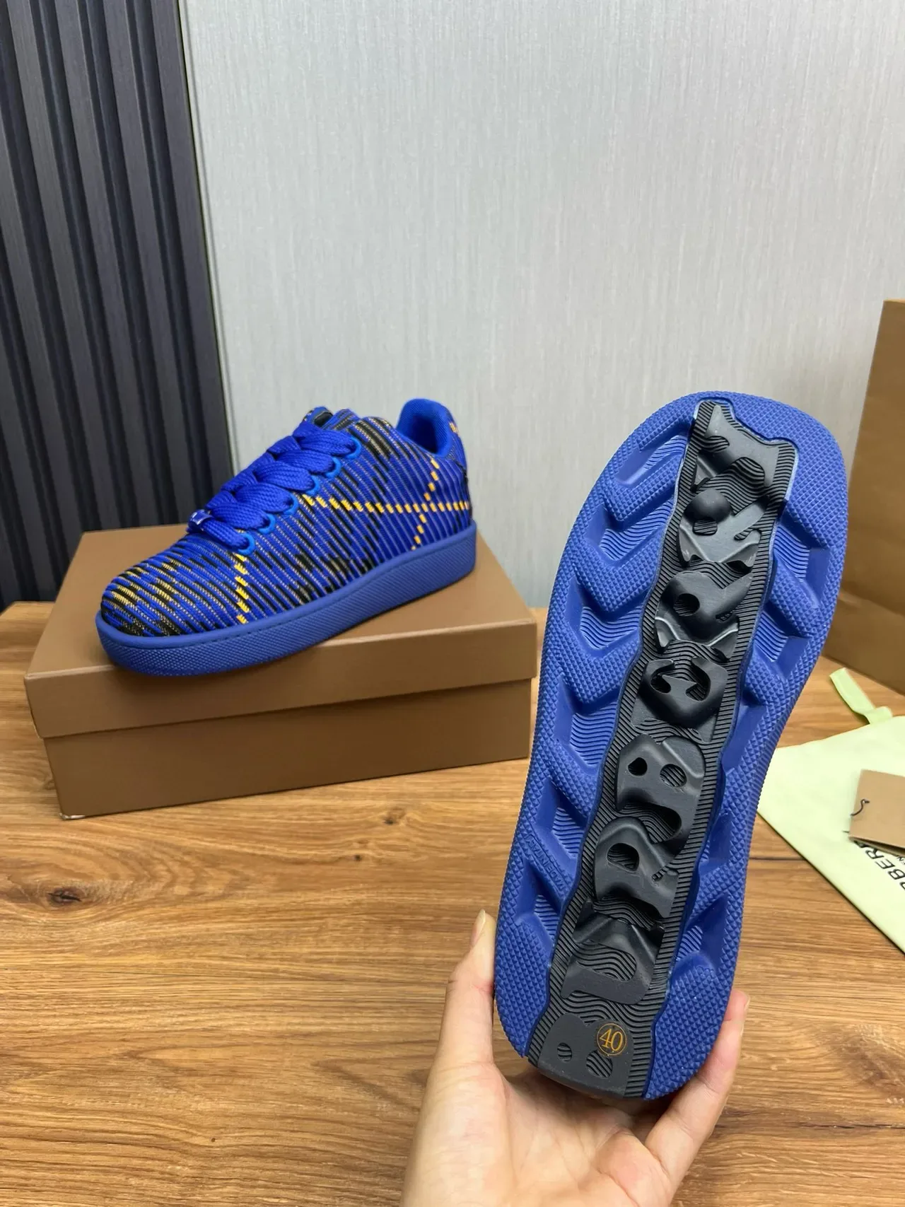 Burberry Sneakers Lifestyle Haut Tricot Bleu Multicolore avec Lacet Intégré 9