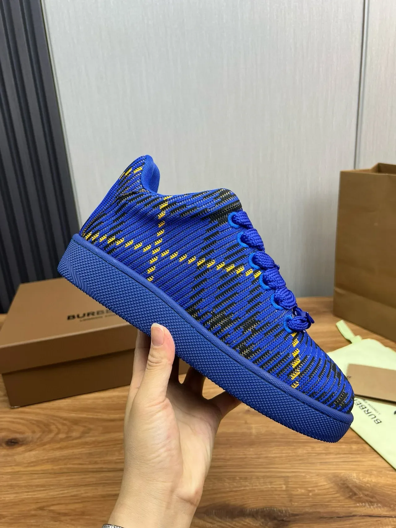 Burberry Sneakers Lifestyle Haut Tricot Bleu Multicolore avec Lacet Intégré 10