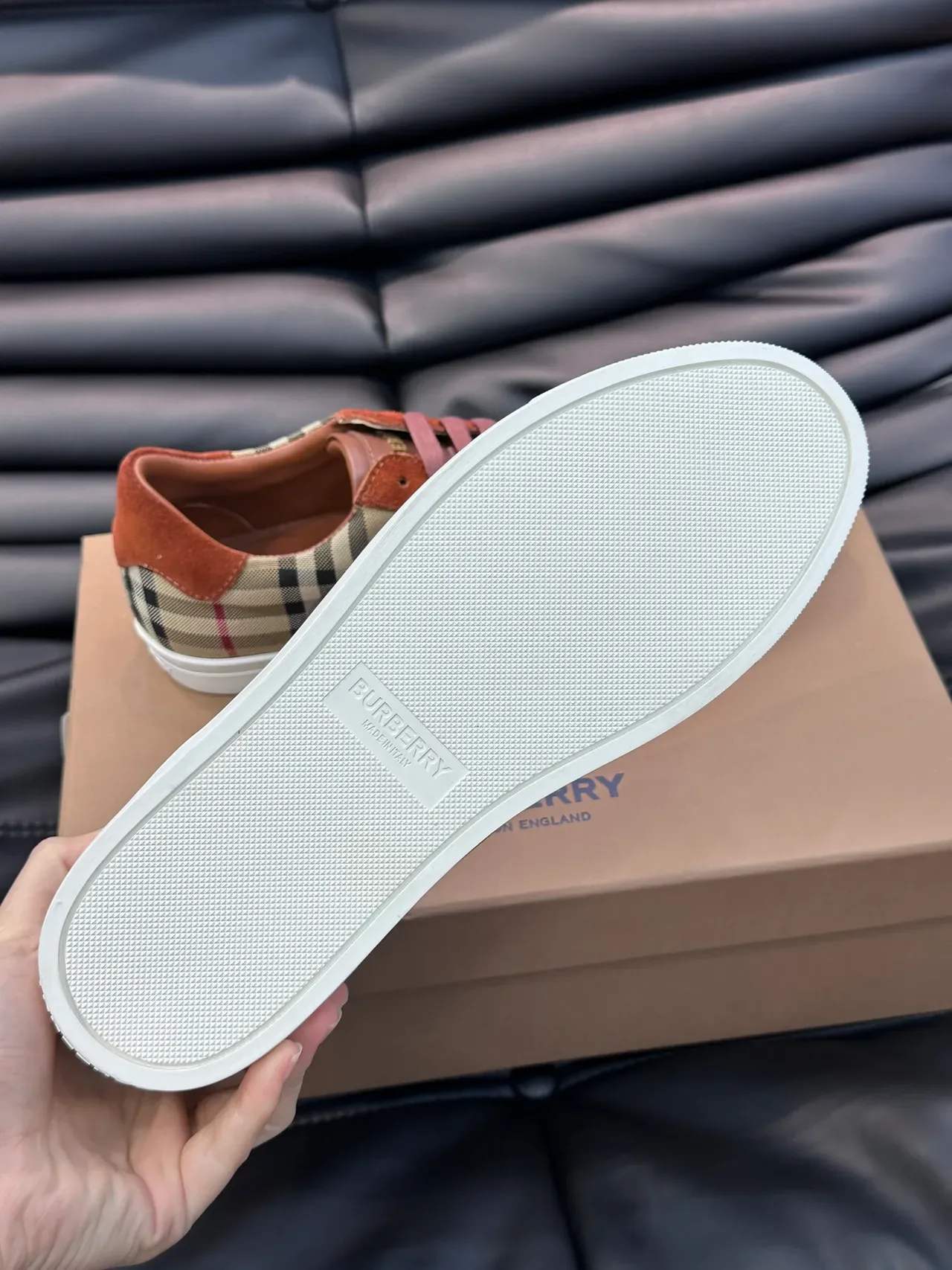 Burberry Chaussures Basses Lifestyle Cuir Daim Hybride Marron Beige 2