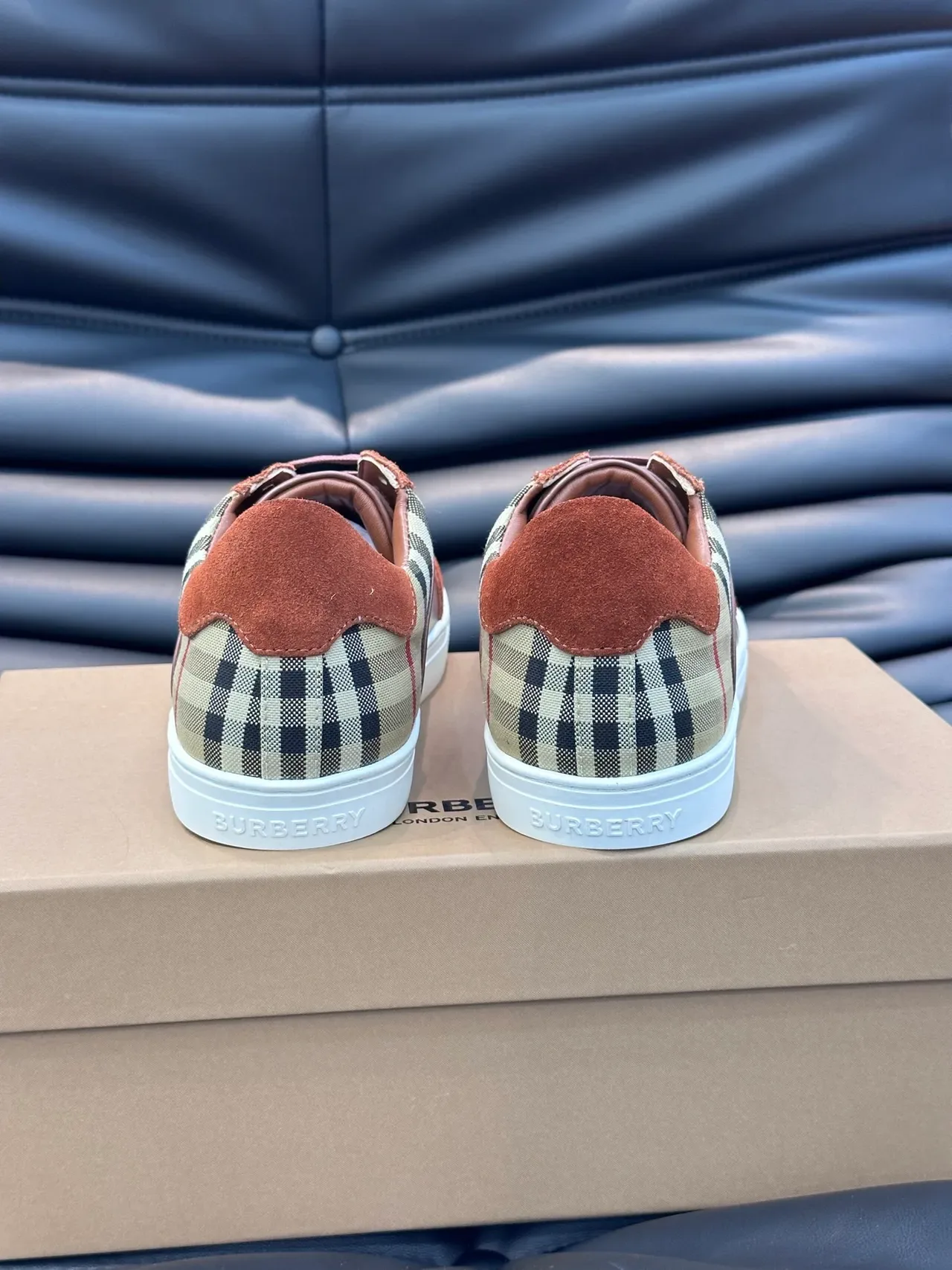 Burberry Chaussures Basses Lifestyle Cuir Daim Hybride Marron Beige 3