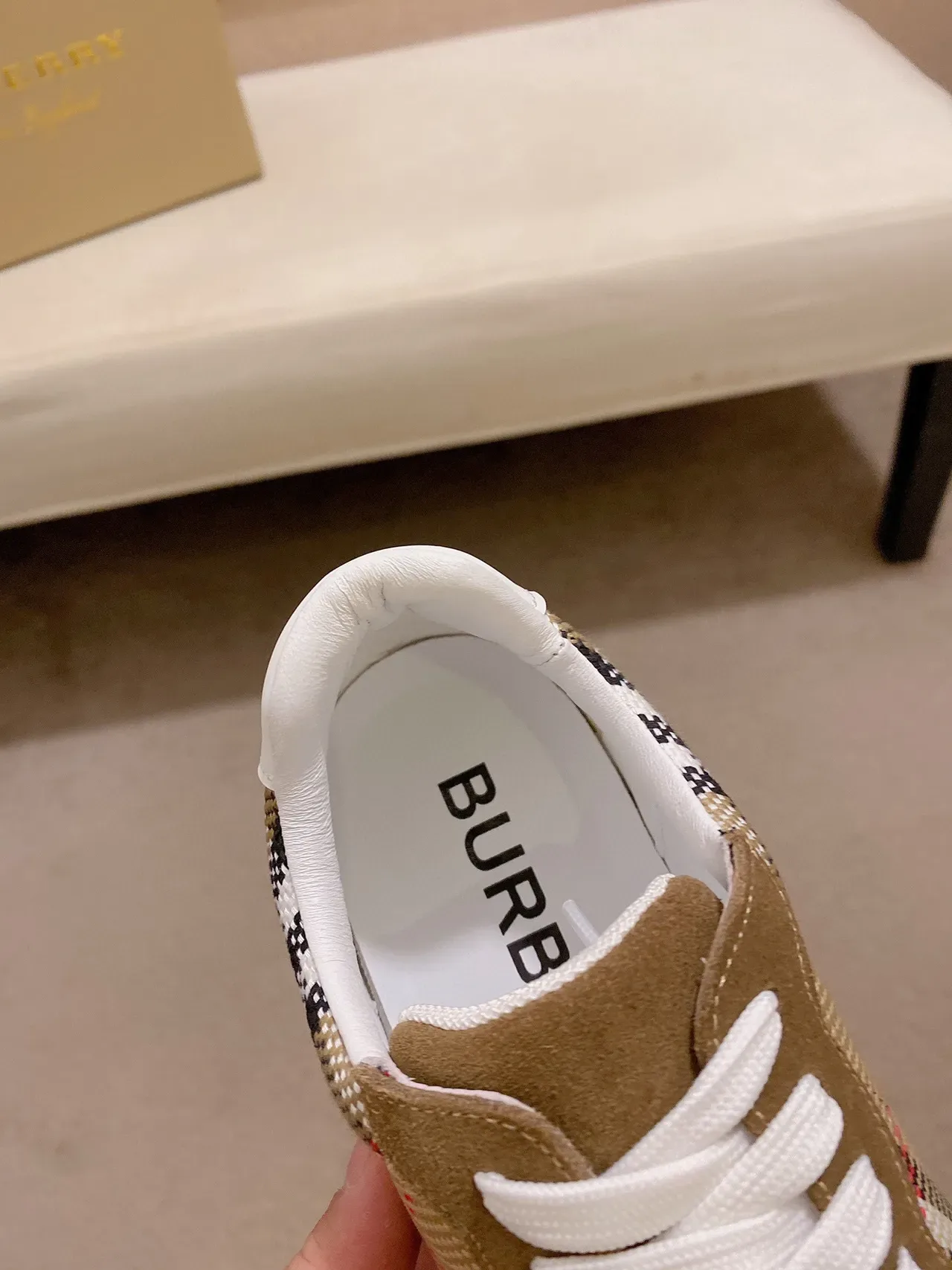 Burberry 格纹拼接麂皮网面休闲鞋 5