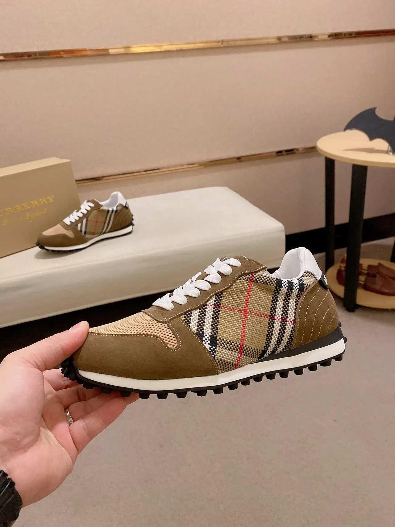 Burberry 格纹拼接麂皮网面休闲鞋 7