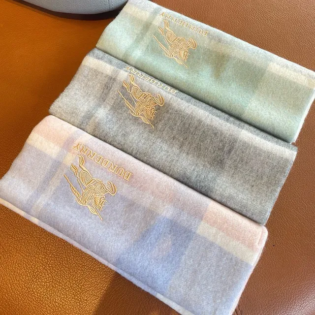 Burberry Vert Beige Motif à Carreaux Brodé Logo Écharpe Cachemire 3