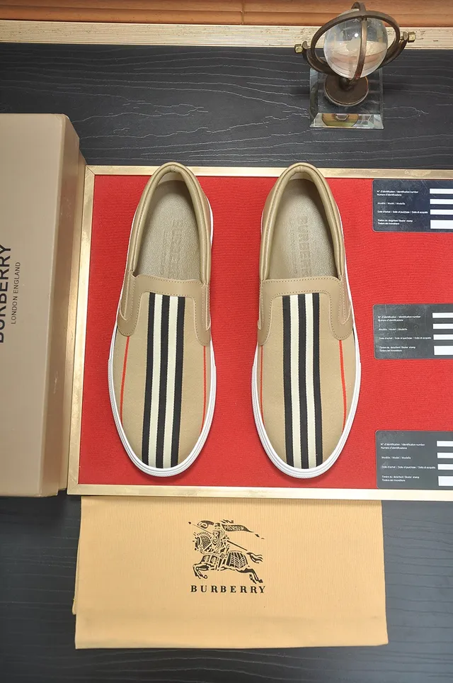 Burberry Knight Bege Branco Slip-On Painel Listrado Tênis Lifestyle 4