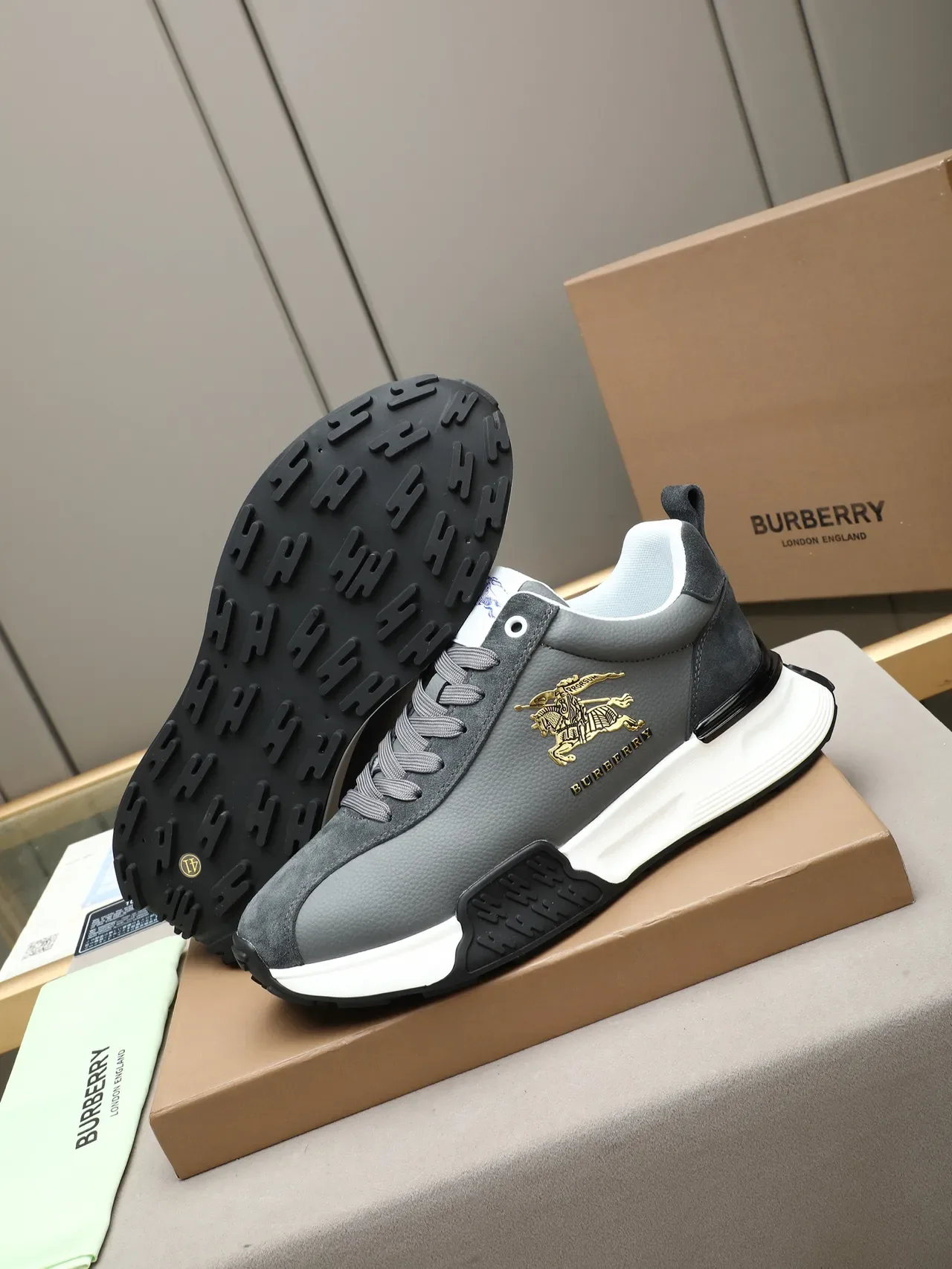 Burberry Knight Chaussures Chunky en Daim et Cuir Gris 4