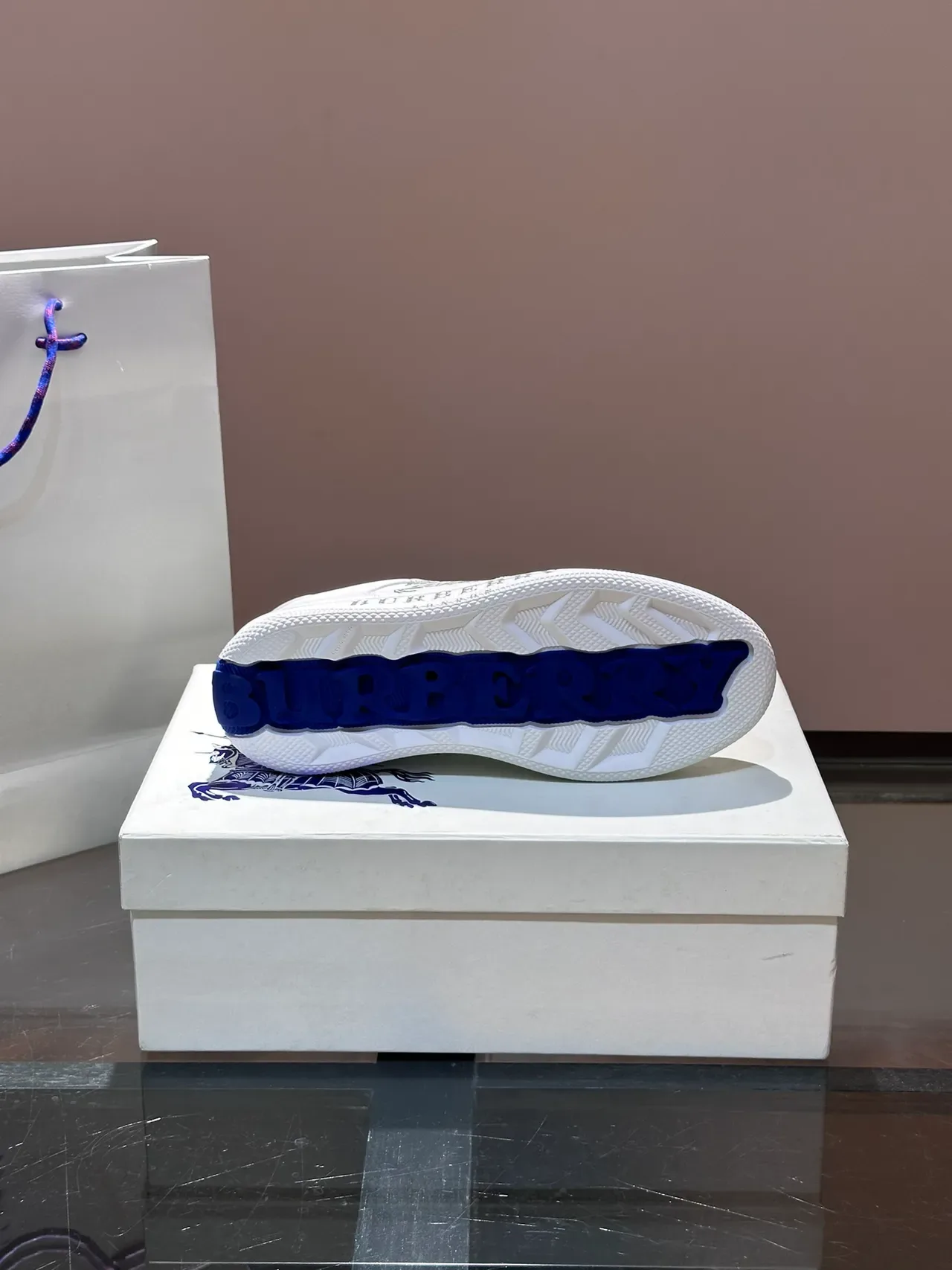 Burberry Knight Tênis Lifestyle Branco e Azul de Couro 2