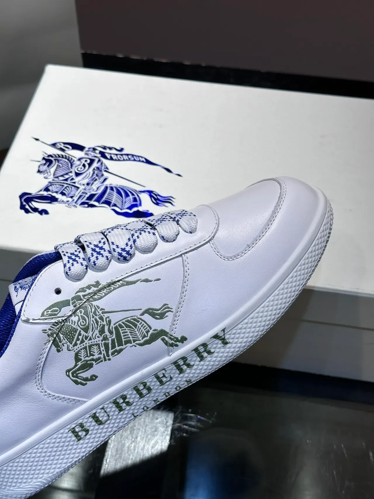 Burberry Knight Tênis Lifestyle Branco e Azul de Couro 3