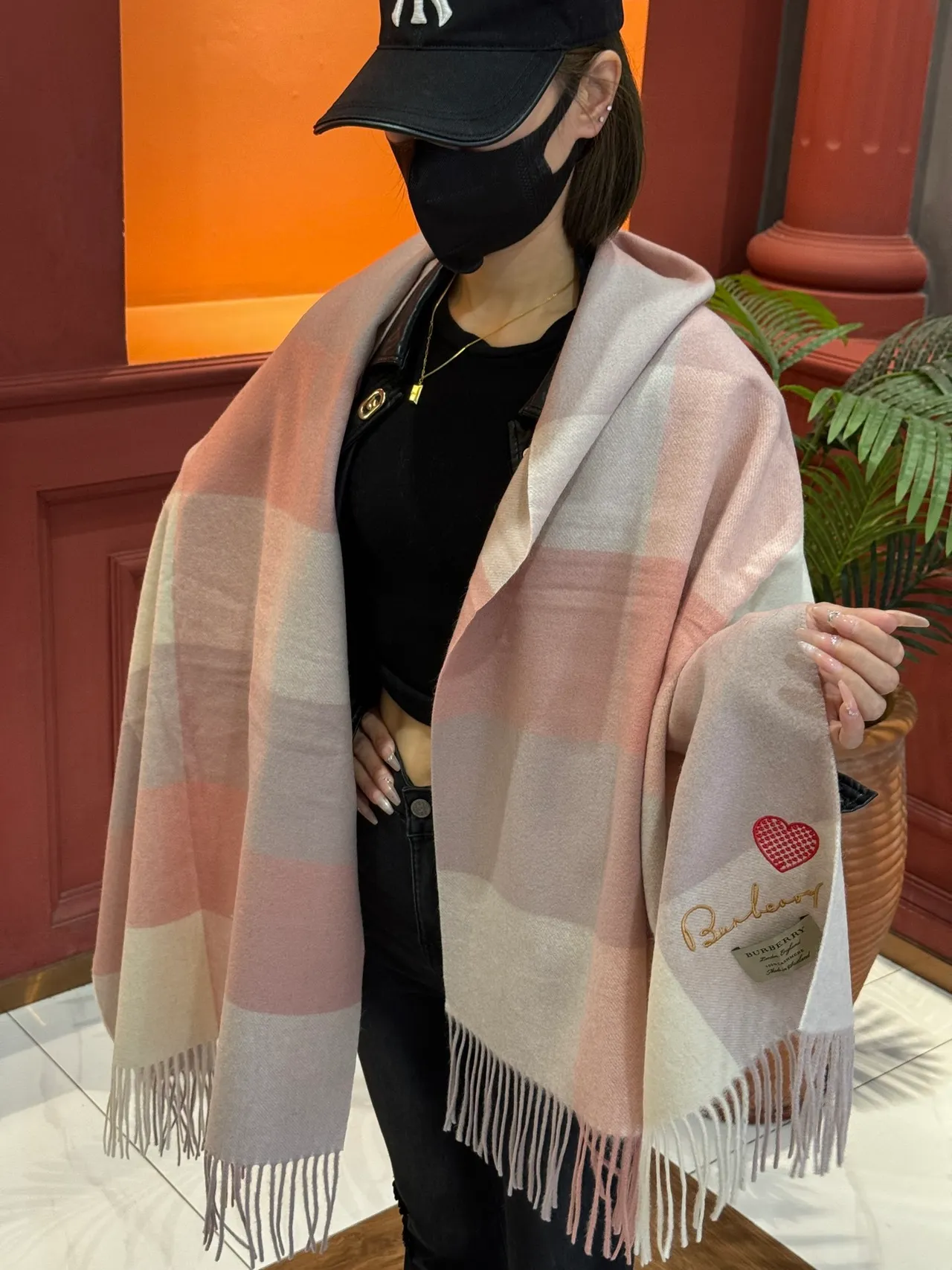 Écharpe Burberry cachemire à carreaux rose beige avec détail brodé de cœur 2