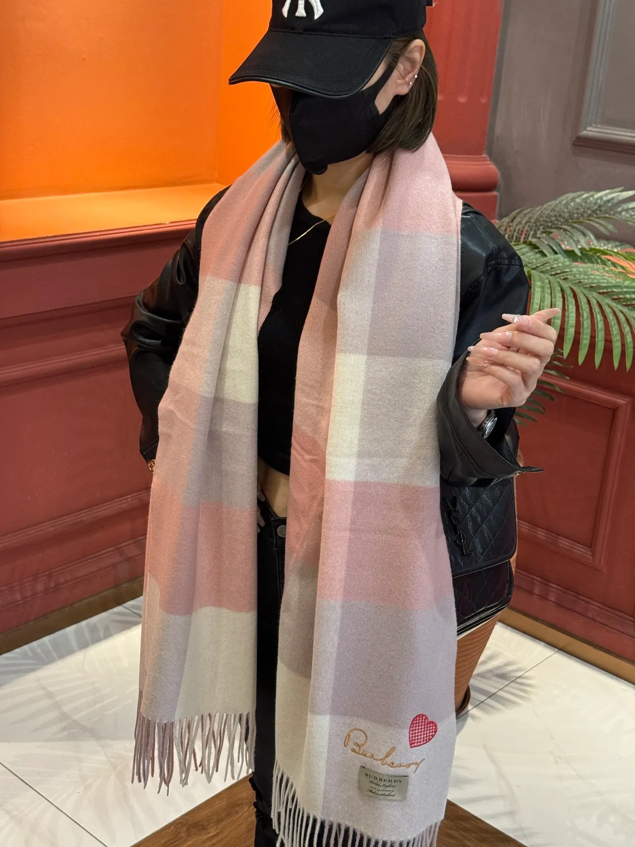 Écharpe Burberry cachemire à carreaux rose beige avec détail brodé de cœur 3