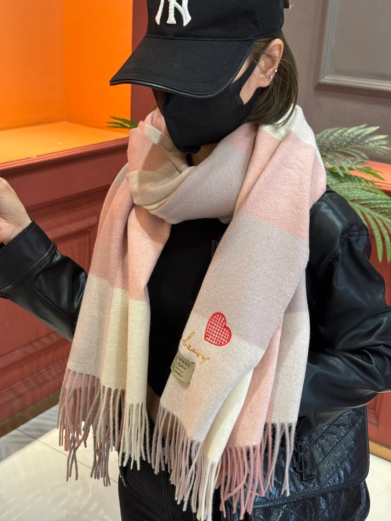 Écharpe Burberry cachemire à carreaux rose beige avec détail brodé de cœur 4