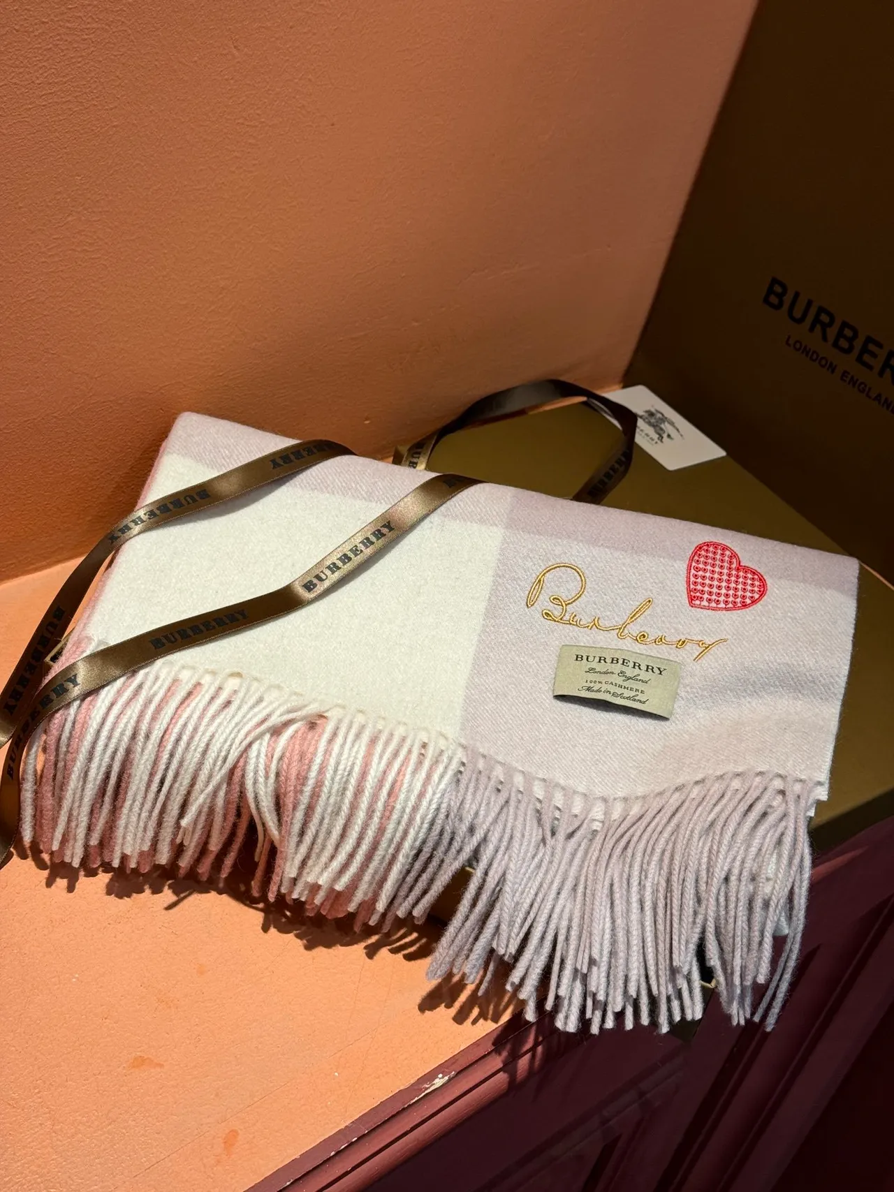 Écharpe Burberry cachemire à carreaux rose beige avec détail brodé de cœur 6