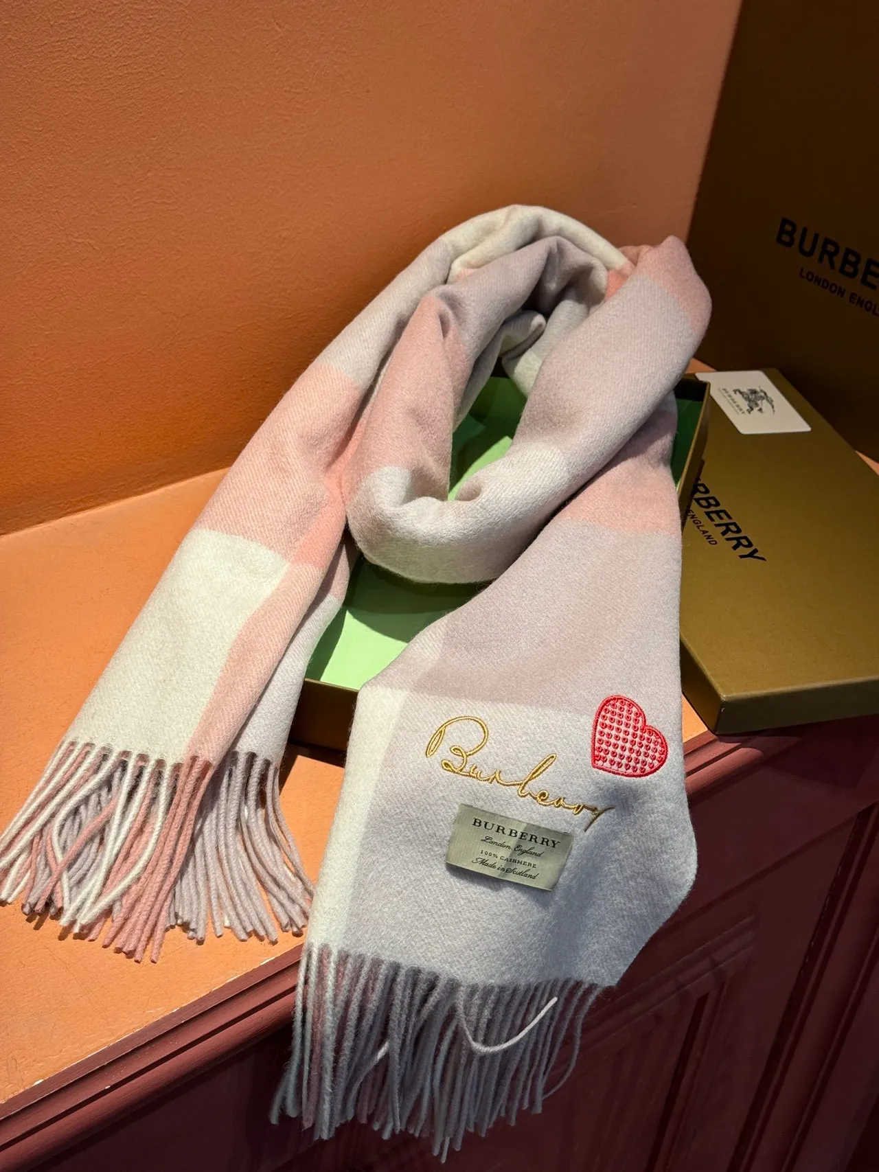 Écharpe Burberry cachemire à carreaux rose beige avec détail brodé de cœur 7
