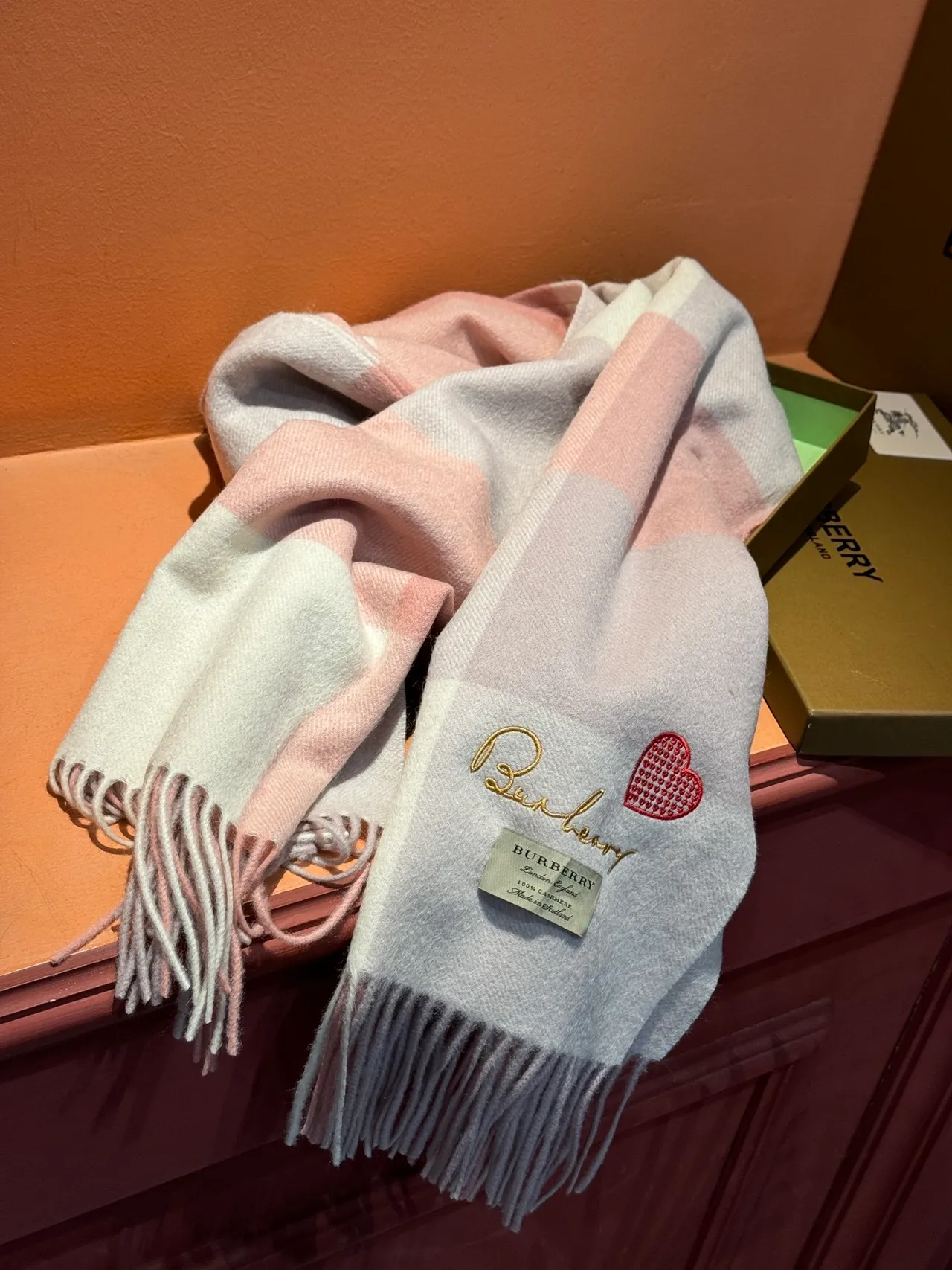 Écharpe Burberry cachemire à carreaux rose beige avec détail brodé de cœur 8