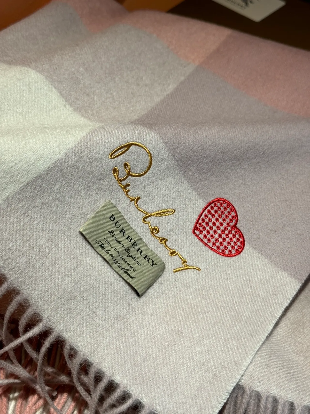 Écharpe Burberry cachemire à carreaux rose beige avec détail brodé de cœur 9