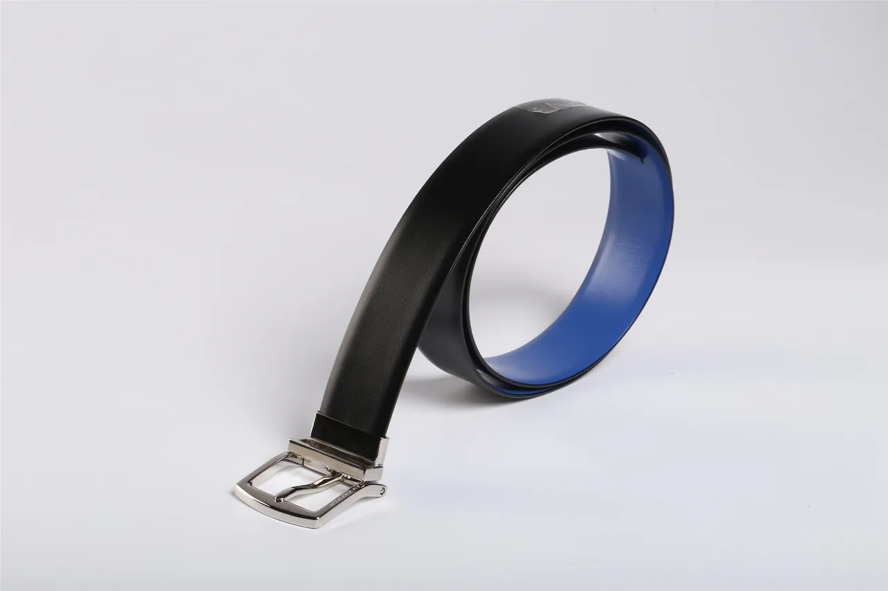 Burberry Cinto reversível preto e azul bicolor de couro 5