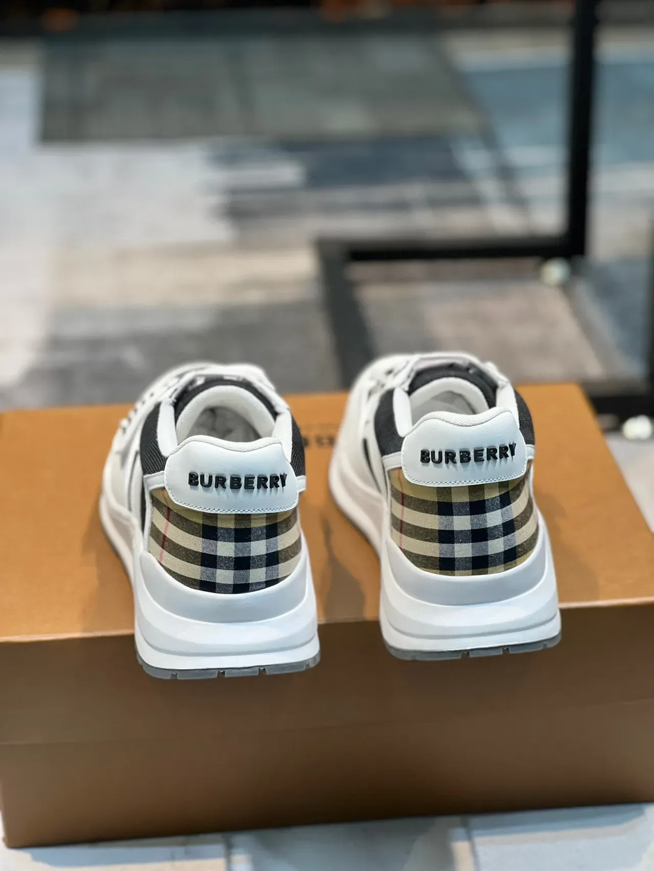 Burberry sneakers lifestyle blanches et noires avec semelle chunky sculptée, paneles de malla et cuir 2