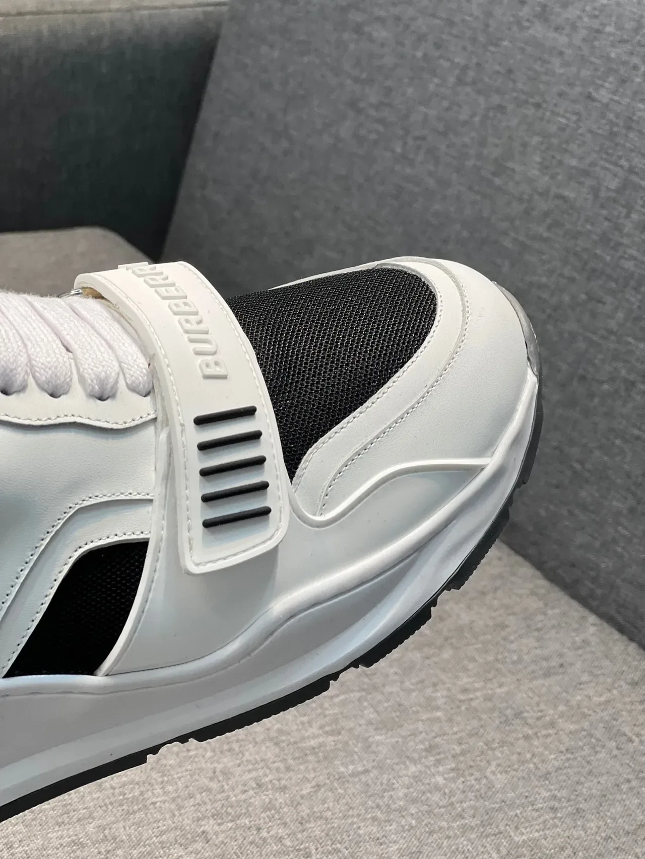 Burberry sneakers lifestyle blanches et noires avec semelle chunky sculptée, paneles de malla et cuir 3