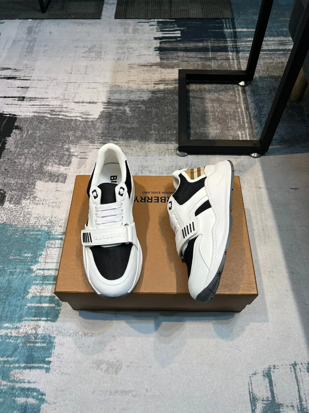 Burberry sneakers lifestyle blanches et noires avec semelle chunky sculptée, paneles de malla et cuir 4