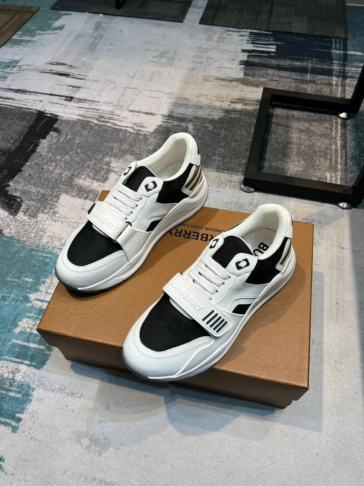 Burberry sneakers lifestyle blanches et noires avec semelle chunky sculptée, paneles de malla et cuir 5