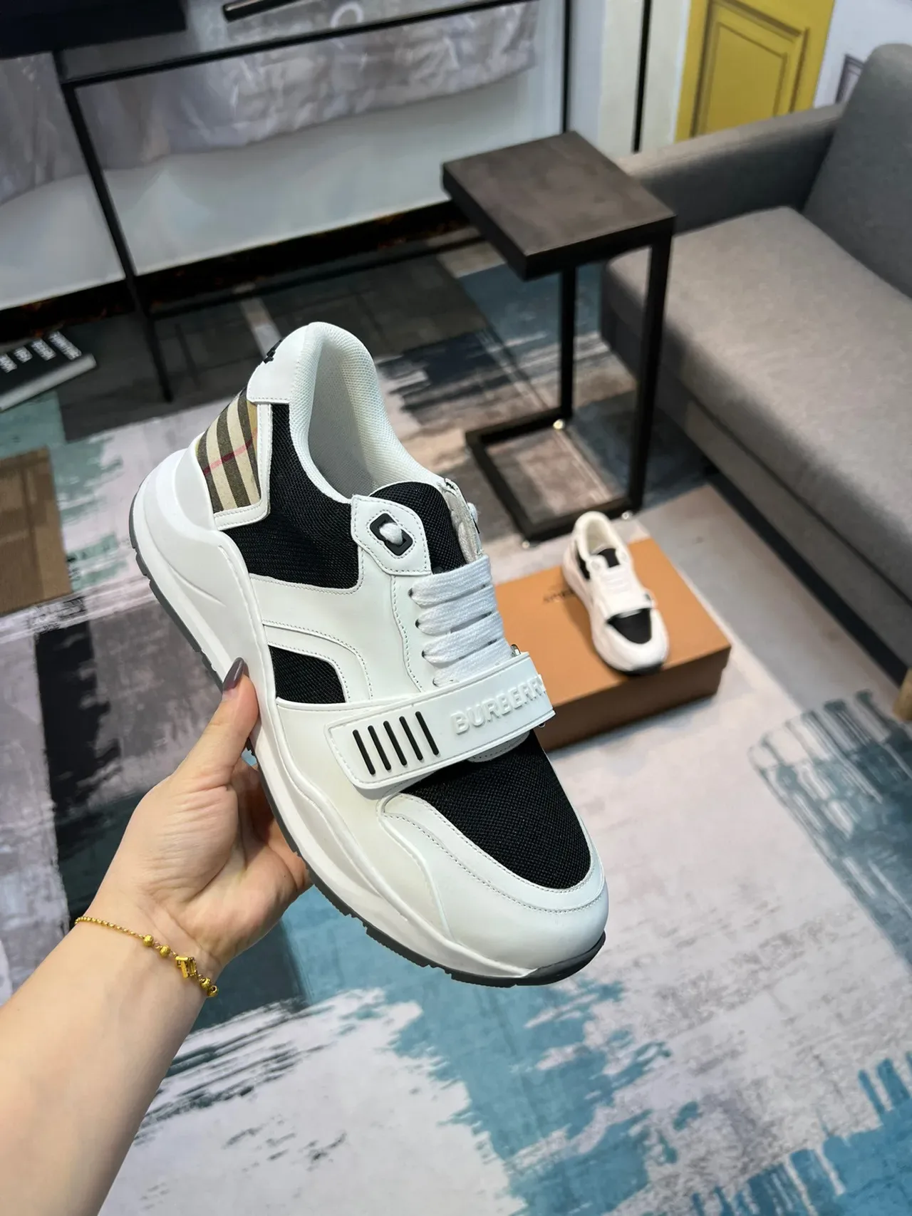 Burberry sneakers lifestyle blanches et noires avec semelle chunky sculptée, paneles de malla et cuir 6