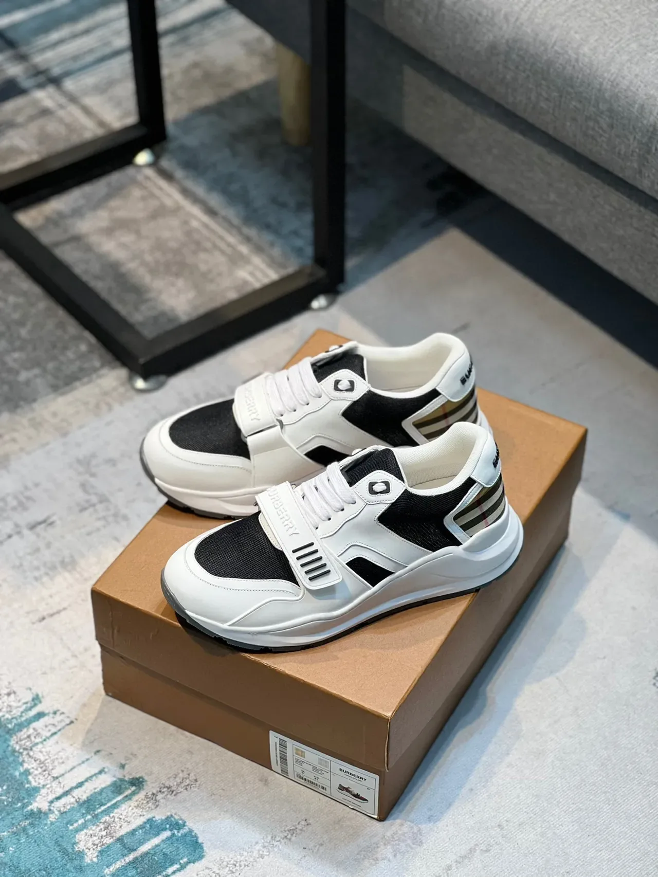 Burberry sneakers lifestyle blanches et noires avec semelle chunky sculptée, paneles de malla et cuir 7