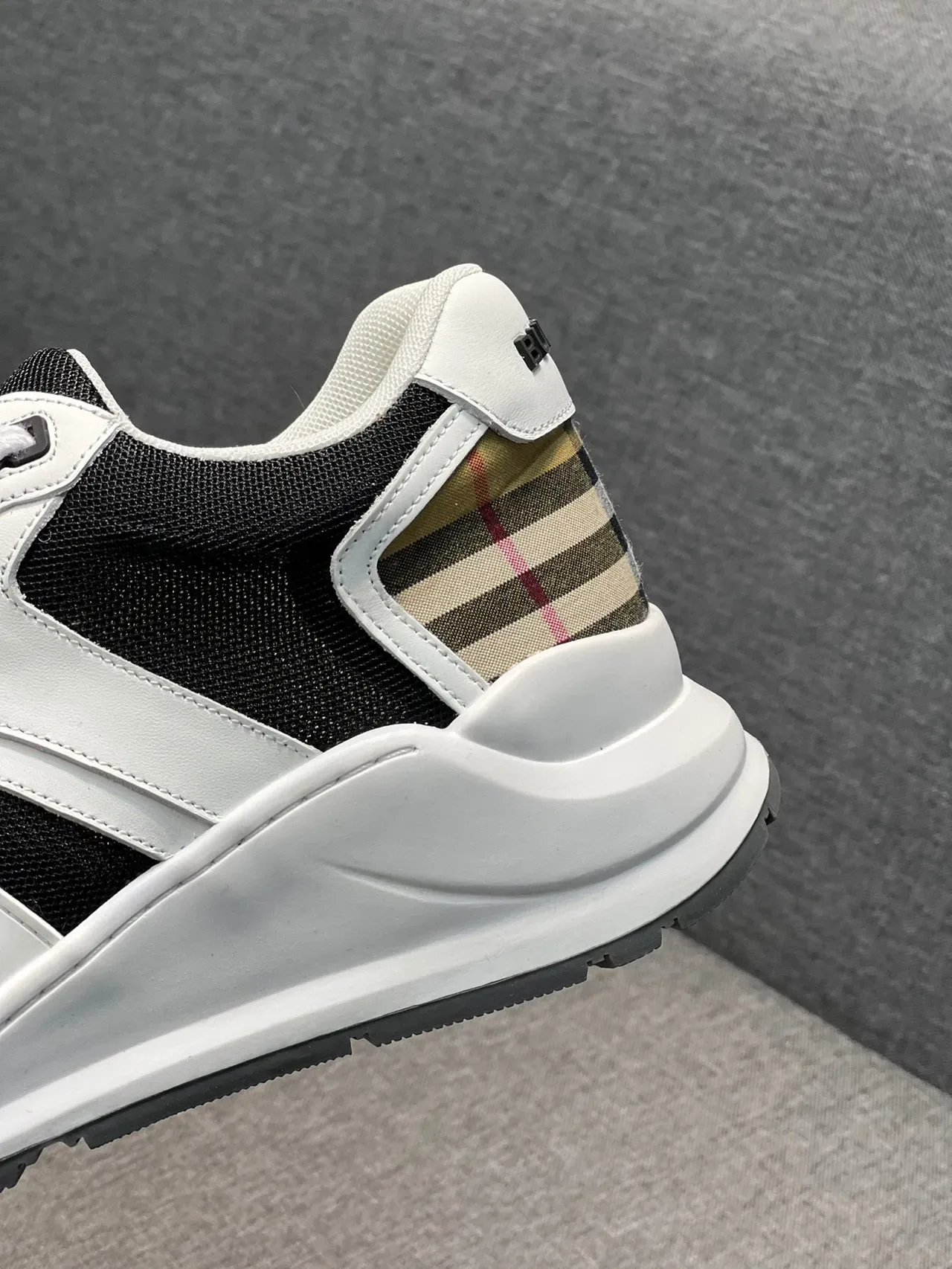Burberry sneakers lifestyle blanches et noires avec semelle chunky sculptée, paneles de malla et cuir 8