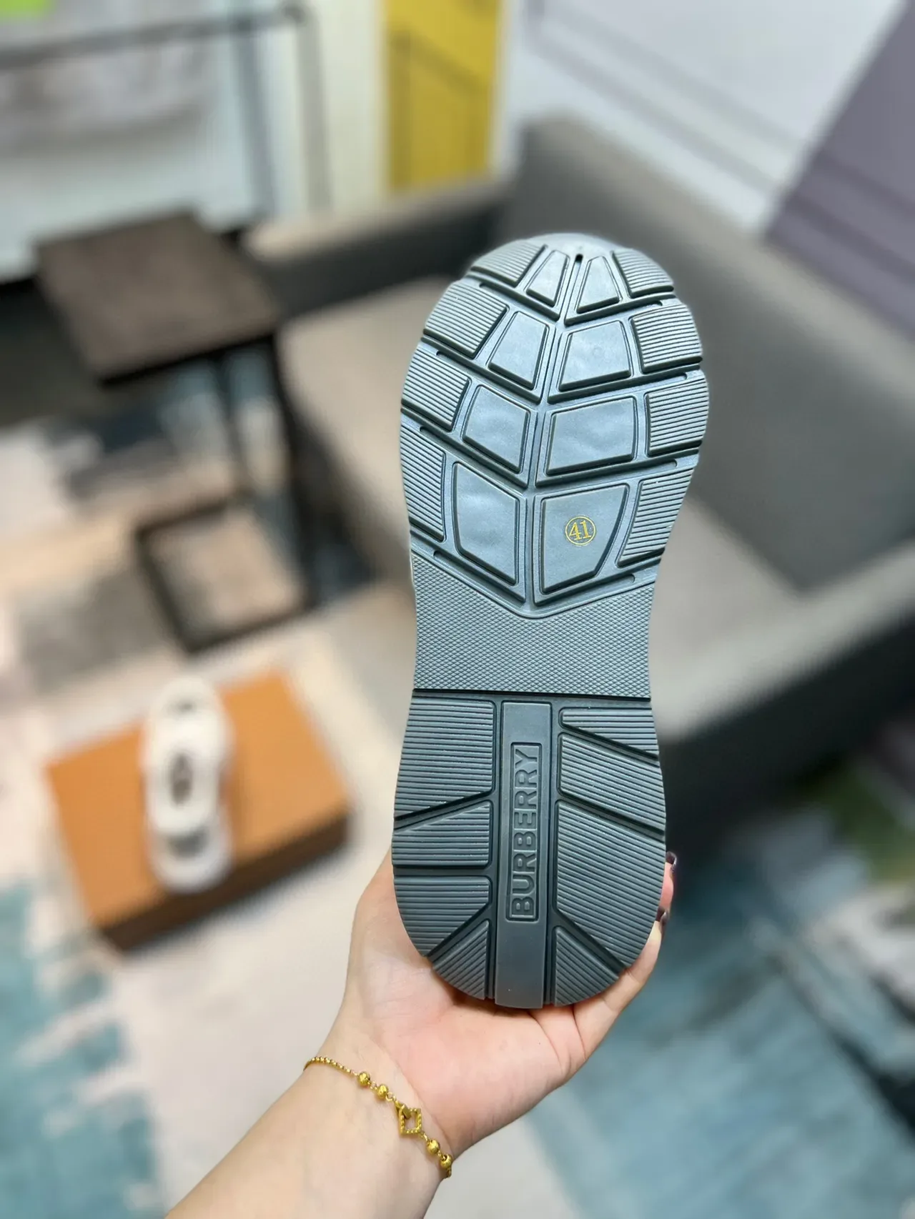 Burberry sneakers lifestyle blanches et noires avec semelle chunky sculptée, paneles de malla et cuir 9