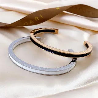 Bvlgari B.zero1 उकेरा हुआ काला इंजैमेल खुले कफ बांसले