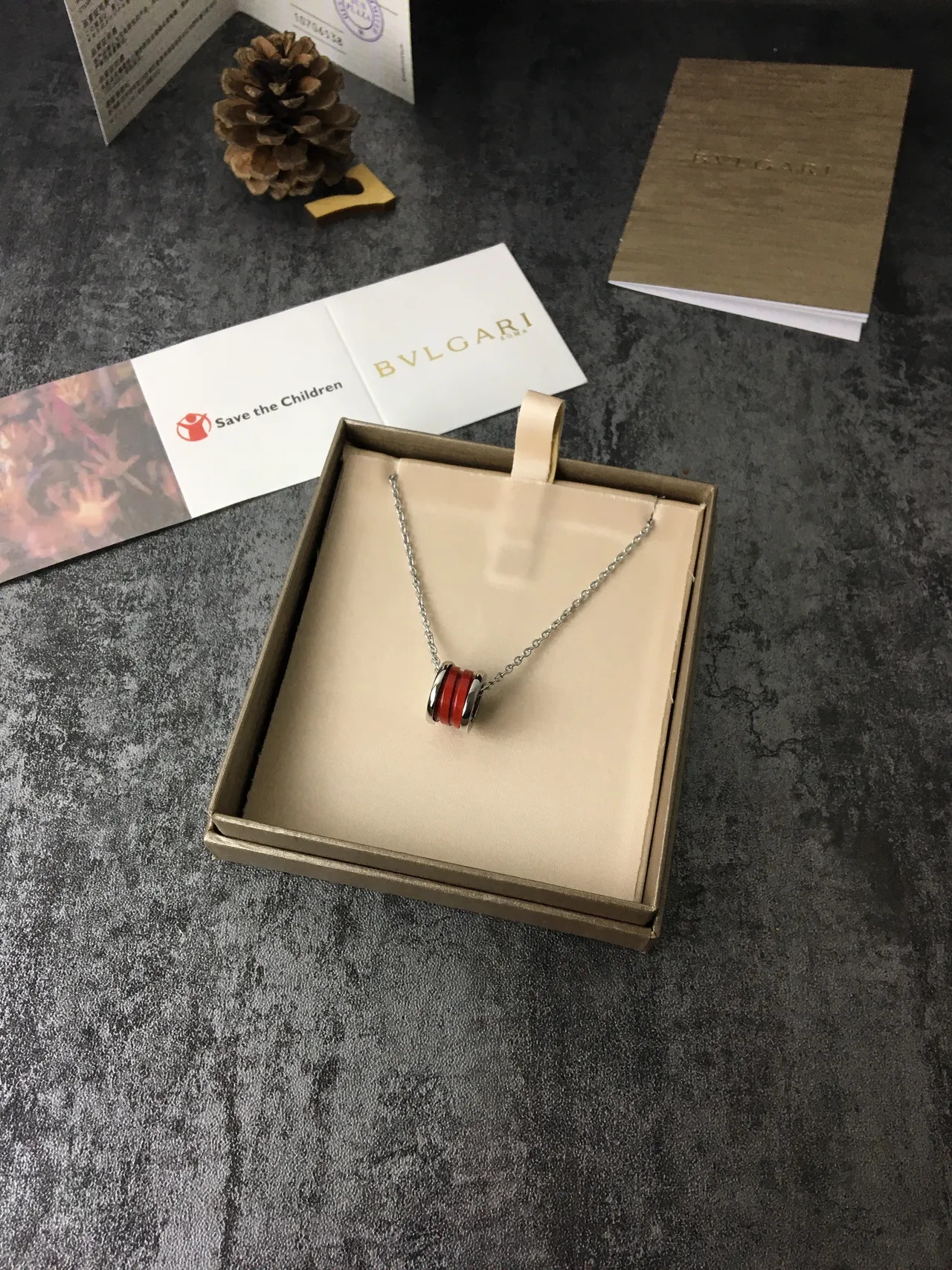 Bvlgari B.zero1 Collier pendentif émaillé rouge et acier 4