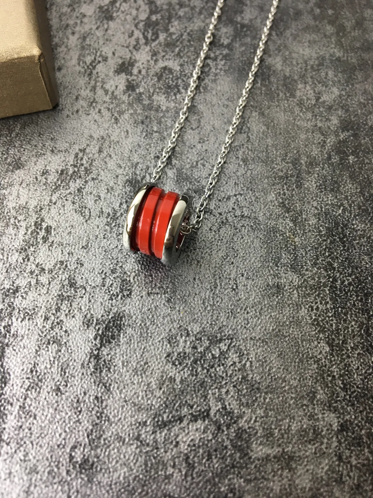 Bvlgari B.zero1 Collier pendentif émaillé rouge et acier 5