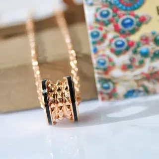 Bvlgari Bulgari সোনা কালো স্ট্যাকড রিং পেন্ডেন্ট স্পাইক পিরামিড মোটিফ নেকলেস