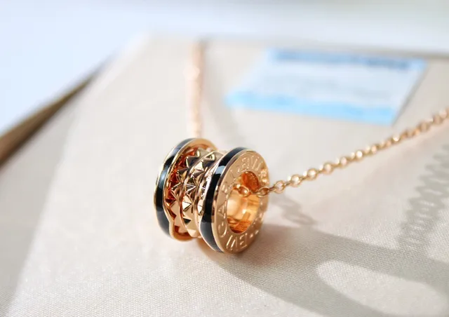 Bvlgari Bulgari Ouro Preto Anel Pingente Empilhado Motivos Pirâmide Espinhoso Colar 4