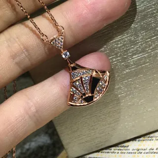 Bvlgari Divas’ Dream Collier avec pendentif en or noir en forme d'éventail avec serti de cristaux Pavé